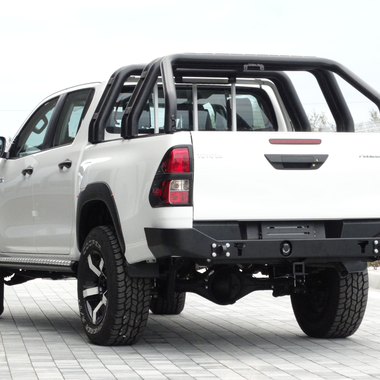 ZDERZAK TYLNY KRÓTKI (belka haka z kwadratką w zestawie) toyota Hilux